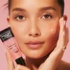 Model Holding e.l.f Primer