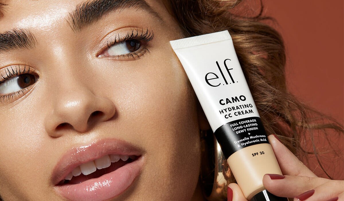 Model Holding CC Cream